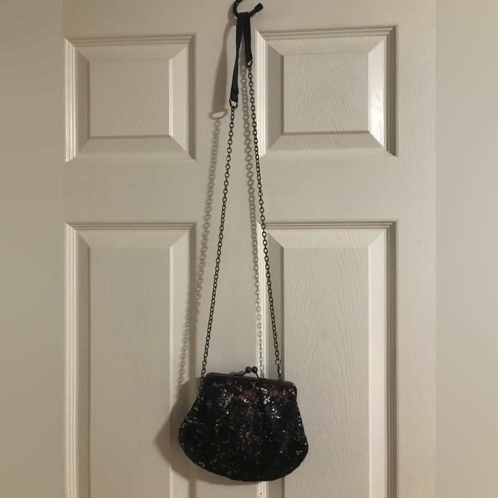 APT 9 Black & Silver Sequin KissLock Clutch Purse Handbag Removeable Cha…